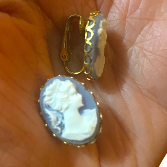 Vintage Cameo clip on earrings. Light blue & white with gold - Picture 4 of 10